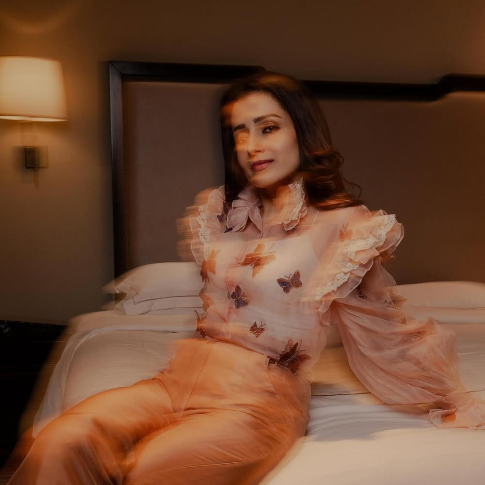 అంతేకాకుండా ఇప్పుడు ఒక్కో సినిమాకు ఏకంగా రూ.5 కోట్ల వరకు పారితోషికం తీసుకుంటుంది. తాజాగా సోషల్ మీడియాలో త్రిష షేర్ చేసిన ఫోటోస్ తెగ వైరలవుతున్నాయి. 42 ఏళ్ల వయసులోనూ అద్భుతమైన అందంతో మెస్మరైజ్ చేస్తుంది ఈ ముద్దుగుమ్మ. 