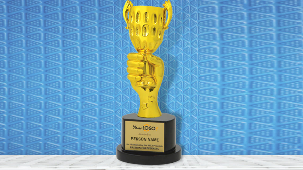 అలంకరణ కోసం ఫ్రిజ్‌పై ట్రోఫీలు లేదా అవార్డులను కూడా ఉంచుతారు. ఇది అస్సలు చేయకూడదు.  వాస్తు శాస్త్రం ప్రకారం, ఫ్రిజ్ పైన ఏదైనా వస్తువు ఉంచడం అశుభం అని చెబుతున్నారు హిందూ పండితులు.