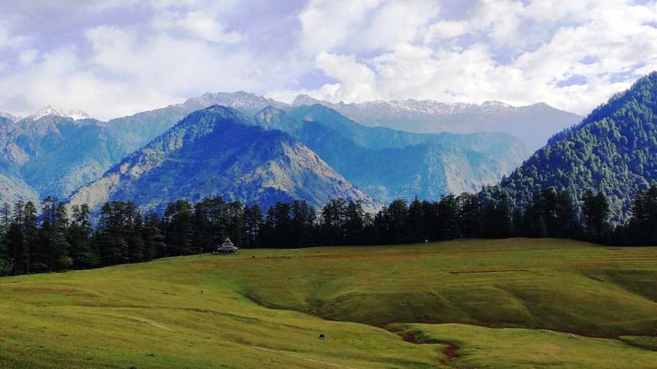 చిట్కుల్ గురించి చాలా తక్కువ మందికి తెలుసు. కానీ ఇది టూర్కు బెస్ట్ ప్లేస్. భారతదేశపు చివరి గ్రామంగా పిలిచే చిట్కుల్ పర్యాటకులను ఎంతగానో ఆకర్షిస్తుంది. చెక్క ఇల్లు, ప్రశాంతమైన నదీ తీరం పర్యాటకులకు ఆనందాన్ని ఇస్తుంది.