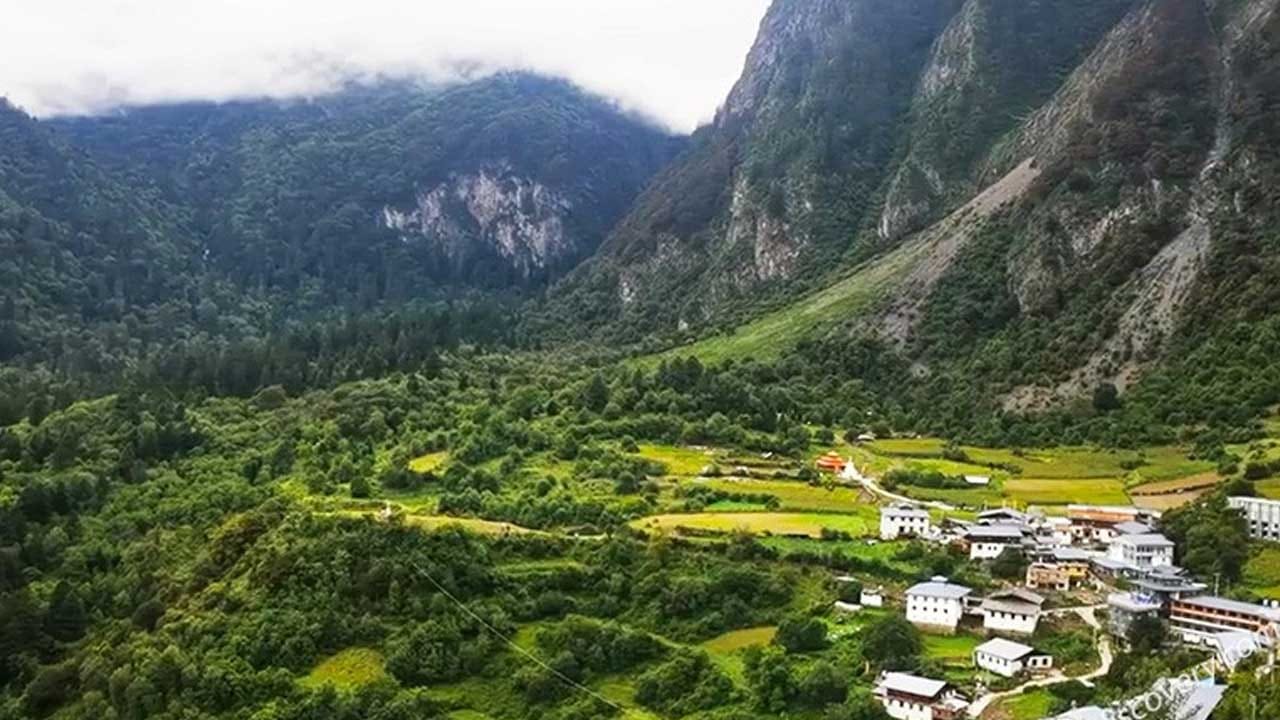 ట్రెక్కింగ్ ఆనందించాలి అనుకునే వారికి హిమాచల్ ప్రదేశ్లోని ధరంగ్ కోట్ బెస్ట్ టూరిస్ట్ ప్లేస్. ఇది అందమైన పర్వతాలు, కేప్లతో పర్యాటకులను తెగ ఆకట్టుకుంటుంది. ఇక్కడి పచ్చని చెట్లు చూడటానికి చాలా అందంగా ఉంటాయి.