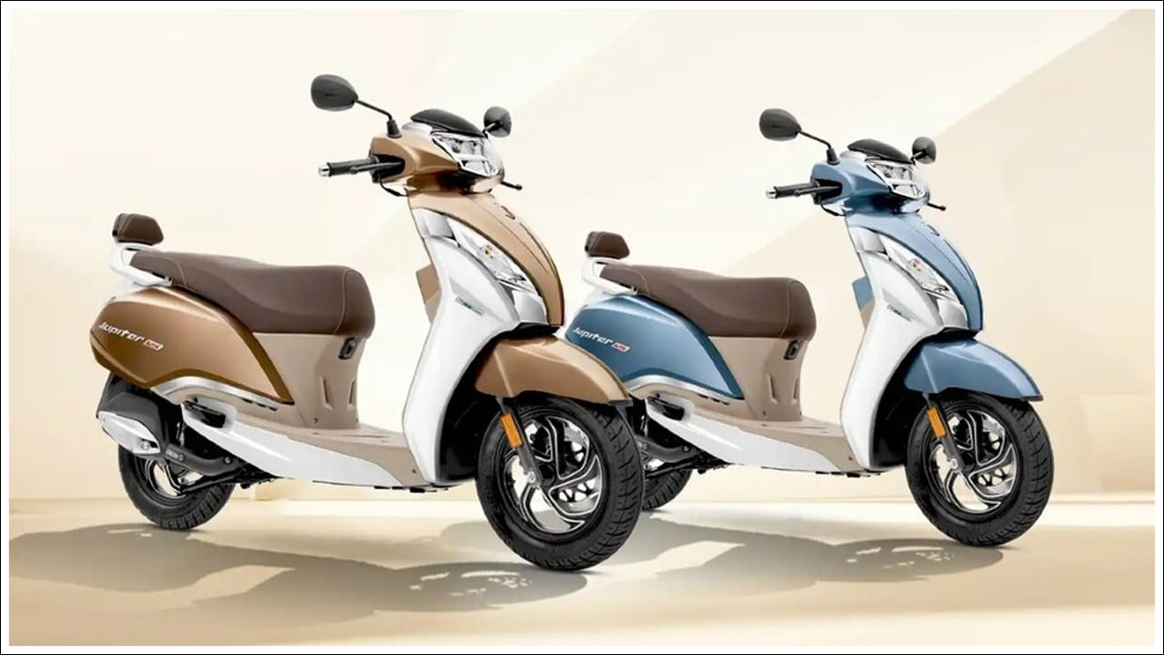 TVS Jupiter 125 DT SXC Scooter: TVS మోటార్ కంపెనీ ఇటీవల సోషల్ మీడియాలో చాలా కార్యాచరణను ప్రదర్శించింది. ఆ కంపెనీ తన అధికారిక సోషల్ మీడియా హ్యాండిల్స్లో ఒకదాని తర్వాత ఒకటిగా అనేక టీజర్లను విడుదల చేసింది. దీనిలో జూపిటర్ 125 కొత్త వెర్షన్ ఉంది. ఈ టీజర్ల శ్రేణి ఇప్పుడు జూపిటర్ 125 కొత్త వేరియంట్ 'DT SXC' విడుదలతో ముగిసింది. ఆ కంపెనీ తన బెస్ట్ సెల్లింగ్ స్కూటర్ 'టీవీఎస్ జూపిటర్ 125'లో కొత్త వేరియంట్ను మార్కెట్లోకి విడుదల చేసింది. ఈ కొత్త వేరియంట్లో కొన్ని ప్రత్యేక ఫీచర్లను చేర్చింది. దీని ప్రారంభ ధర రూ. 88,942 (ఎక్స్-షోరూమ్).