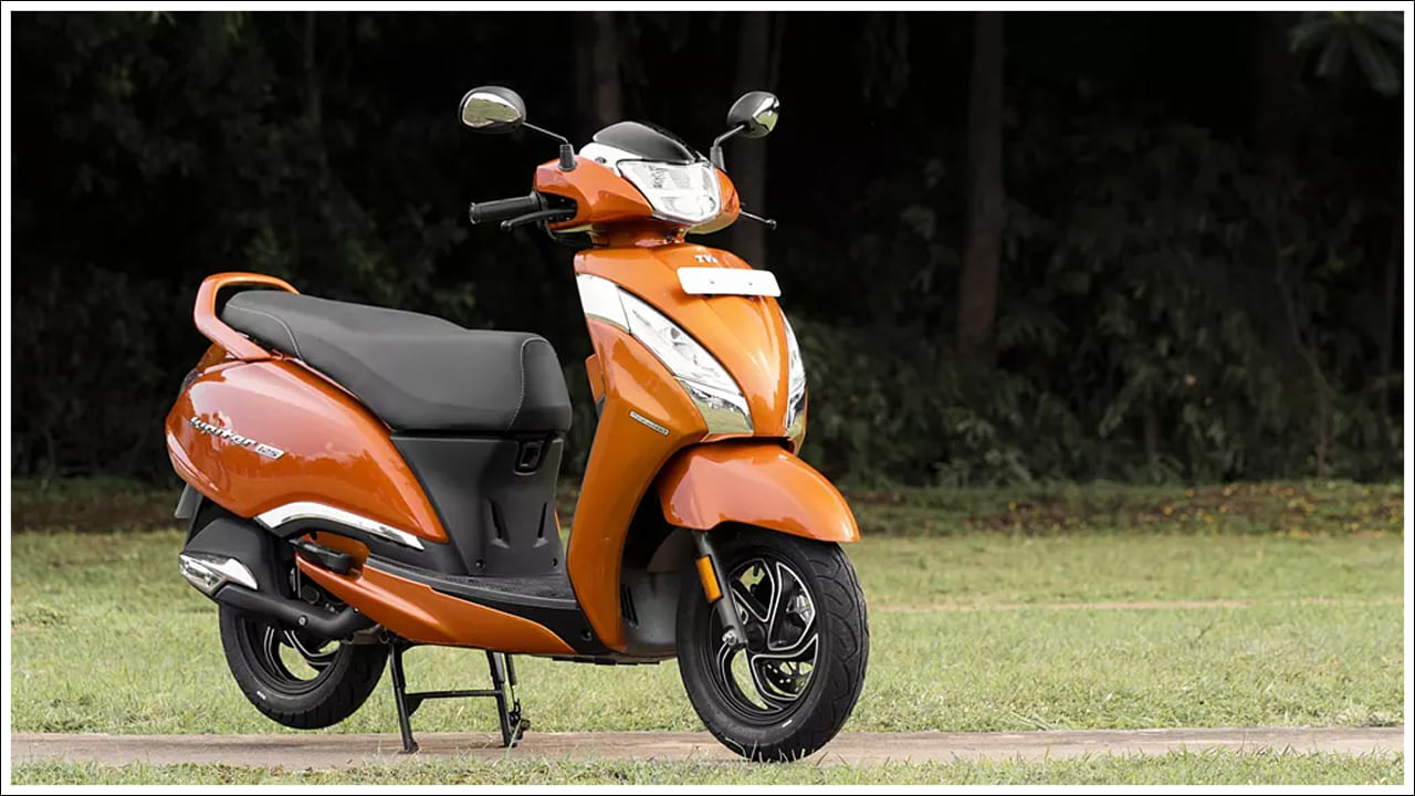 ఈ కొత్త వేరియంట్ ధర మిడ్-స్పెక్ డిస్క్ వేరియంట్ కంటే రూ. 3,500 ఎక్కువ, కొత్త ఫీచర్లతో వస్తుంది. ఇది బ్లూటూత్ కనెక్టివిటీతో వచ్చే కలర్ LCD డిస్ప్లే ఉంటుంది. దీనితో పాటు, టర్న్-బై-టర్న్ నావిగేషన్ సౌకర్యం కూడా ఇందులో అందుబాటులో ఉంది. ఈ కొత్త వేరియంట్ విడుదలతో, జూపిటర్ ఇప్పుడు మొత్తం నాలుగు వేరియంట్లలో అందుబాటులో ఉంటుంది. దీని బేస్ వేరియంట్ ధర రూ. 80,740 నుండి ప్రారంభమై టాప్ వేరియంట్ స్మార్ట్ కనెక్ట్ ధర రూ. 92,001 (ఎక్స్-షోరూమ్) వరకు ఉంటుంది.