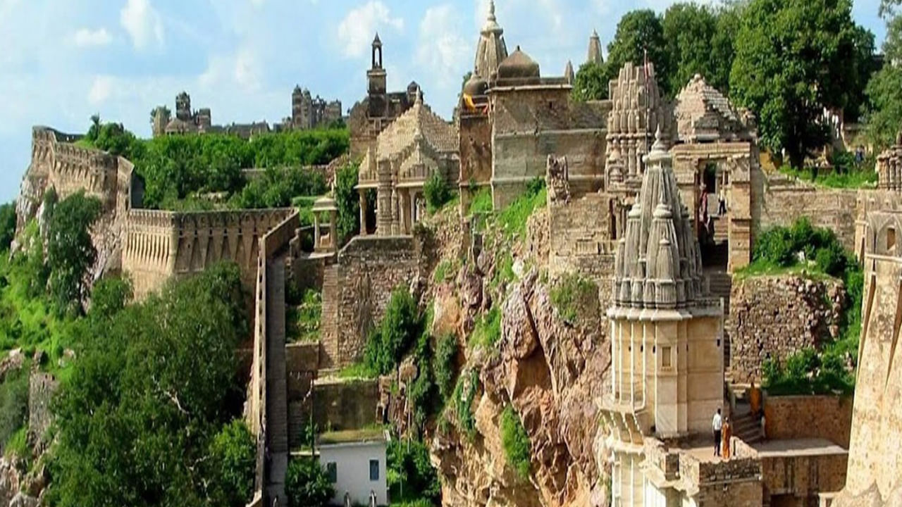 చిత్తౌర్‌గఢ్ ఉదయపూర్ నుంచి 111 కి.మీ దూరంలో ఉంది. ఇది సందర్శించడానికి ఒక గొప్ప ప్రదేశం. ఇక్కడ ఉన్న చిత్తౌర్‌గఢ్ కోట ఒక పెద్ద కోట., ఇది భారతదేశంలోని అతిపెద్ద కోటలలో ఒకటిగా పరిగణించబడుతుంది. ఇక్కడ జనసమూహానికి దూరంగా ప్రశాంతంగా సమయం గడపడానికి అవకాశం లభిస్తుంది. ఇక్కడ కాళికా మాత ఆలయం, తుల్జా భవానీ ఆలయం, ప్రసిద్ధ జైన ఆలయాన్ని సందర్శించవచ్చు. అంతేకాదు ఫతే ప్రకాష్ ప్యాలెస్‌లోని మ్యూజియంను కూడా సందర్శించవచ్చు.
