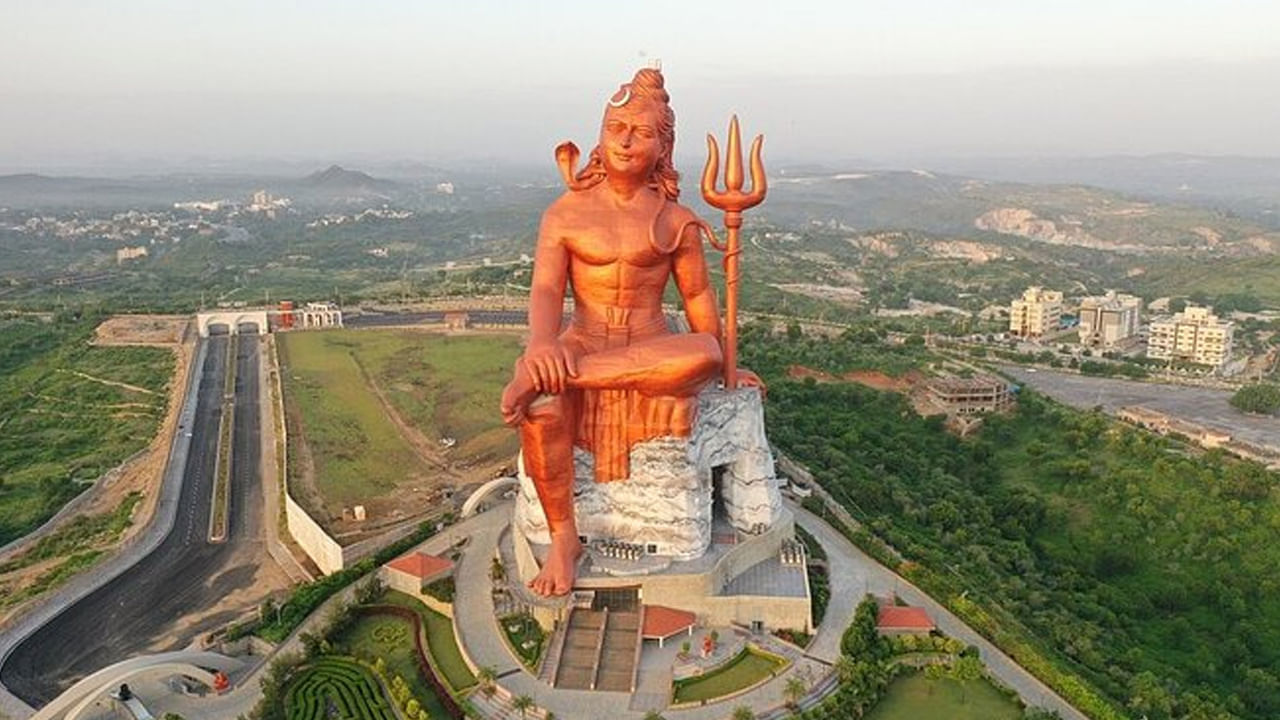  
నాథద్వారా ఉదయపూర్ నుంచి దాదాపు 50 కి.మీ దూరంలో ఉంది. ఇక్కడ సందర్శించడానికి అనేక అందమైన ప్రదేశాలు ఆలయాలున్నాయి. ఇక్కడ శ్రీకృష్ణుడికి అంకితం చేయబడిన శ్రీనాథ్జీ ఆలయం చాలా ప్రసిద్ధి చెందింది. ఈ అందమైన ఆలయం బనాస్ నది ఒడ్డున ఉంది. ఇక్కడ కృష్ణుడు 7 సంవత్సరాల బాలుడి విగ్రహంగా దర్శనమిస్తాడు. హోలీ, జన్మాష్టమి వంటి పవిత్ర పండుగల సందర్భంగా భక్తులు భారీ సంఖ్యలో చేరుకుంటారు. అంతేకాదు ఇక్కడ  కుంభాల్‌ఘర్ కోట, హల్దీఘాటి , గోవర్ధన్ పర్వతాలను సందర్శించవచ్చు.
