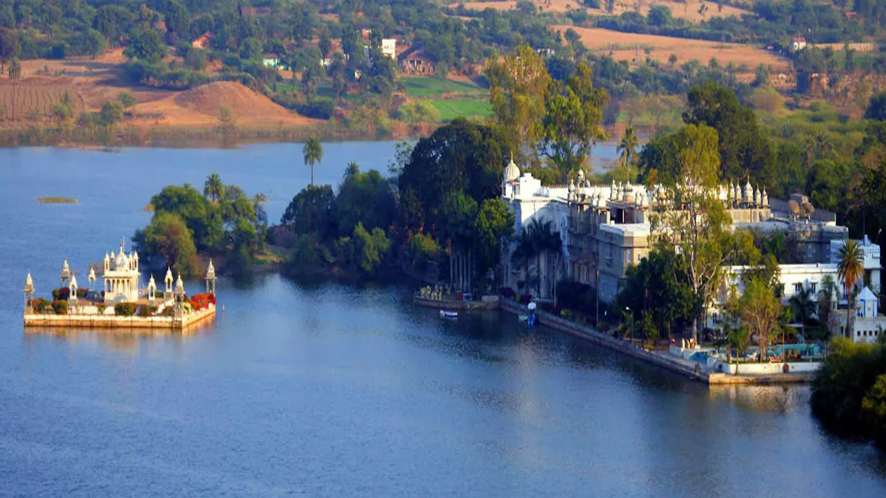 దుంగర్‌పూర్ ఉదయపూర్ నుంచి 83 కి.మీ దూరంలో ఉంది. ఇది చాలా అందమైన ప్రదేశం. ఇక్కడ మీరు ఉదయ్ విలాస్ ప్యాలెస్, జునా మహల్, గైబ్ సాగర్ లేక్, ప్రభుత్వ పురావస్తు మ్యూజియం, ఫతే గర్హి ,  బాదల్ మహల్ వంటి ఆనందమైన ప్రదేశాలను అన్వేషించవచ్చు. అంతేకాదు క్షేత్రపాల్ ఆలయం, శ్రీనాథ్జీ ఆలయం, విజయ్ రాజ్ రాజేశ్వర్ ఆలయం , సుర్పూర్ ఆలయాన్ని సందర్శించవచ్చు.
