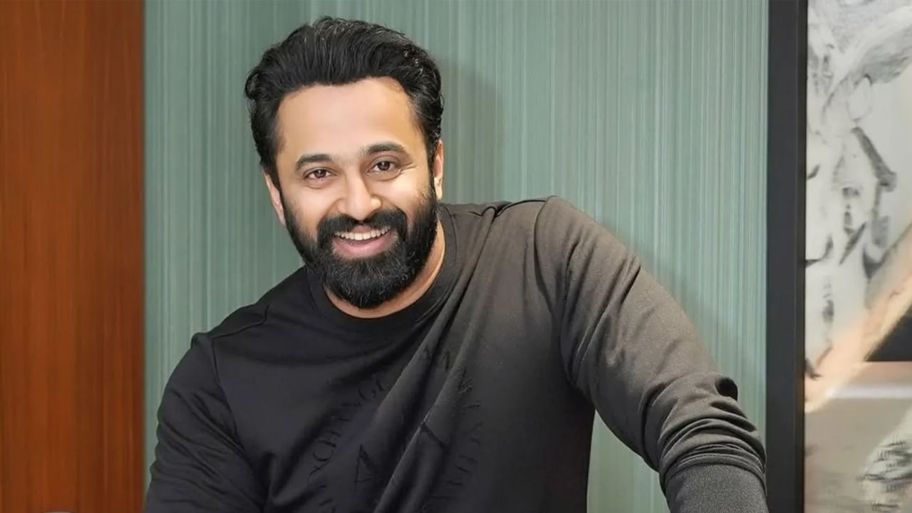 నెక్ట్స్ ఇయర్ సినిమాను పట్టాలెక్కింబోతున్నట్టుగా వెల్లడించారు. అయితే ఈ హీరోగా ఎవరు నటిస్తున్నారు అన్నది మాత్రం సస్పెన్స్. తర్వలోనే ఈ విషయాన్ని వెల్లడించారు ఈ కేరళ స్టార్ హీరో. అంతవరకు వేచి ఉండాల్సిందే.