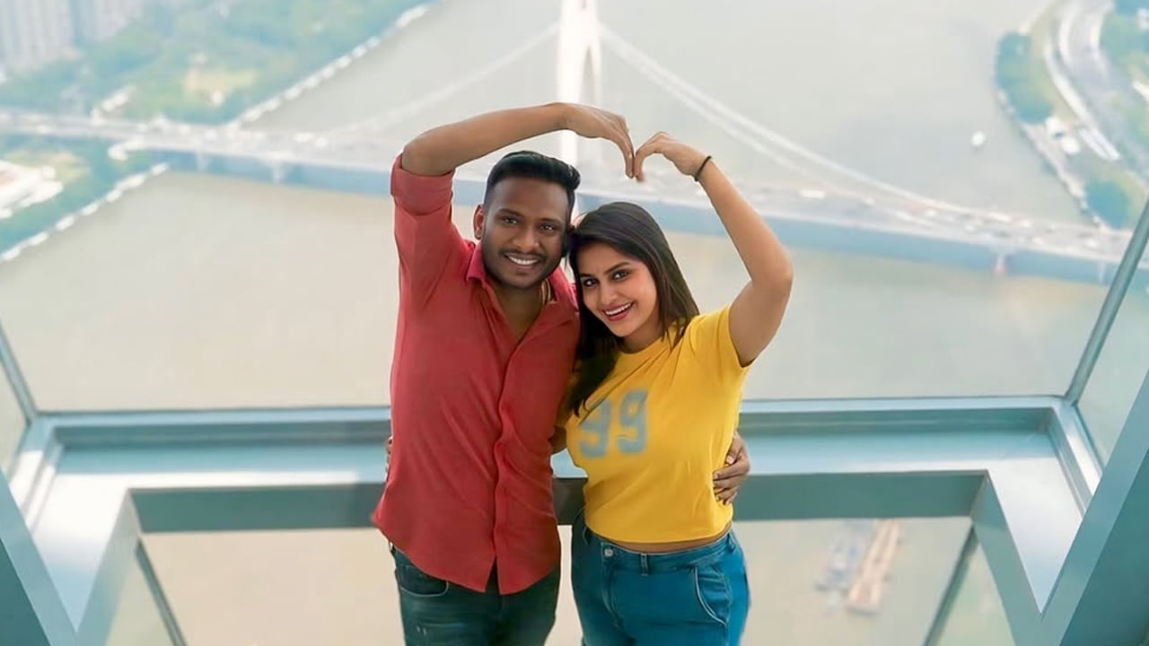 చైనా వెకేషన్కు వెళ్లిన సోనియా కపుల్, అక్కడ తన పెళ్లై 137 వరోజును సెలబ్రెట్ చేసుకున్నారు. దీంతో ఈ బ్యూటీ పెళ్లి రోజు నుంచి ఇప్పుడు 137 రోజు. మా జీవితంలో ఎన్నో మార్పులు తీసుకొచ్చాయని చెబుతూ తన భర్తతో హనిమూన్ ఎంజాయ్ చేస్తున్న ఫొటోస్ షేర్ చేసింది. ప్రస్తుతం ఇవి నెట్టింట తెగ వైరల్ అవుతున్నాయి.