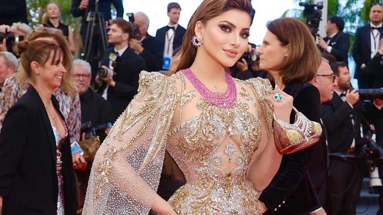 అందాల తార ఊర్వశి రౌటెలా గురించి స్పెషల్‌గా చెప్పాల్సిన పని లేదు. కళ్లు చెదిరే అందం ఈ ముద్దుగుమ్మ సొంతం. ఈ అమ్మడు అందానికి ఎవ్వరైనా ఫిదా అవ్వాల్సిందే, అంతలా తన చూపు, బ్యూటీతో అందరినీ ఆకట్టుకుంటుంది ఈ బ్యూటి. ఇక ఎప్పుడూ సోషల్ మీడియాలో యాక్టివ్2గా ఊర్వశి రౌటెలా తాజాగా బ్రౌన్ కలర్ డ్రెస్‌లో తన అందాలతో మెస్మరైజ్ చేస్తుంది. కాగా, ఆ ఫోటోస్ పై ఓ లుక్కేద్దాం రాండి.