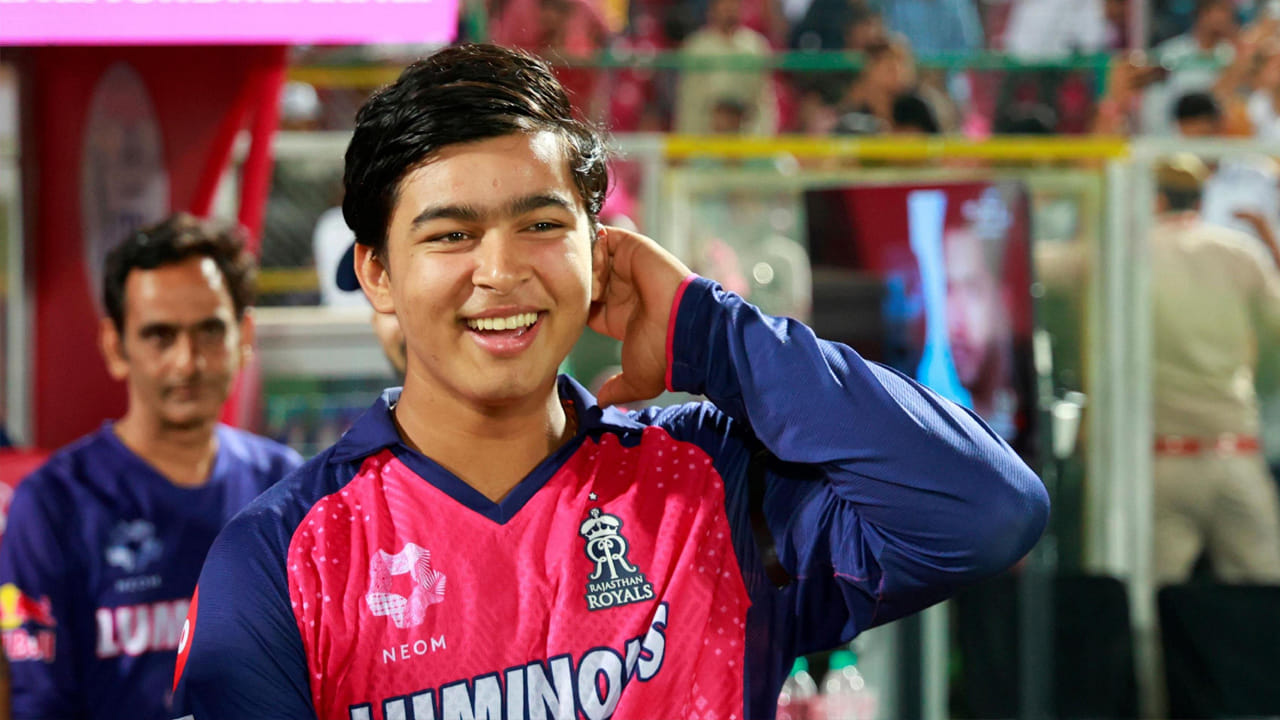 ఇప్పుడు, హెన్రిక్ క్వాల్సెన్ 37 బంతుల్లో సెంచరీ చేయడంతో, వైభవ్ సూర్యవంశీ రికార్డు తృటిలో తప్పించుకున్నాడు. ఇద్దరి మధ్య కేవలం 2 బంతుల అంతరం ఉంది. అయితే, హెన్రిక్ క్లాసెన్, యూసుఫ్ పఠాన్ నిర్దేశించిన 37 బంతుల లక్ష్యాన్ని సమం చేశాడు. మ్యాచ్ విషయానికొస్తే, చివరి గ్రూప్ మ్యాచ్లో, సన్రైజర్స్ హైదరాబాద్ కోల్కతా నైట్ రైడర్స్ను 110 పరుగుల భారీ తేడాతో ఓడించింది. ఈ మ్యాచ్లో సన్రైజర్స్ హైదరాబాద్ విజయానికి హెన్రిచ్ క్లాసెన్ హీరోగా నిలిచాడు. అతన్ని ప్లేయర్ ఆఫ్ ది మ్యాచ్గా ప్రకటించారు.