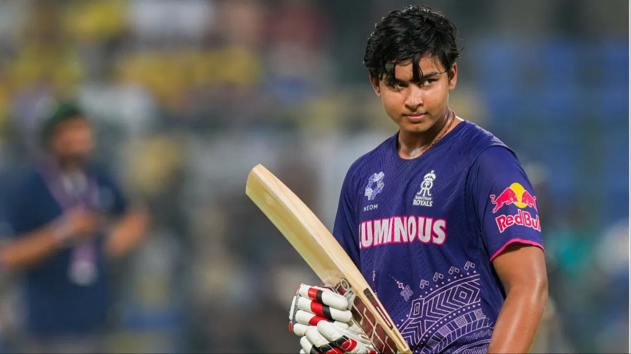 Vaibhav Suryavanshi: వైభవ్ సూర్యవంశీ తృటిలో తప్పించుకున్నాడు. లేకపోతే అతని పేరు తొలగించేవారే. ఇలా ఎందుకు అంటున్నామో ఇప్పుడు తెలుసుకుందాం.. బెంగళూరులో జరుగుతున్న ఇండియా అండర్ 19 స్క్వాడ్ క్యాంప్లో ఉన్న వైభవ్ సూర్యవంశీ మంచి పనితీరు కనబరుస్తున్నాడు. ఈ క్రమంలో అతని పేరు తృటిలో తొలగించకుండా తప్పించుకున్నాడు. ఆ రికార్డ్ ఐపీఎల్ హిస్టరీతో ముడిపడి ఉంది. IPL చరిత్రలో అత్యంత వేగవంతమైన సెంచరీల జాబితాలో ఈ బుడ్డోడి పేరు కూడా ఉందనే సంగతి తెలిసిందే.