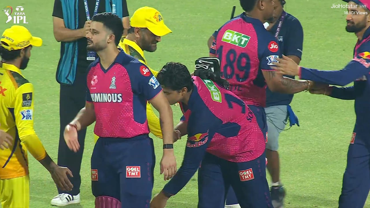 Video: ధోని పాదాలను తాకిన ఐపీఎల్ సెన్సేషన్.. నువ్వు తోపురా బుడ్డోడా అంటూ ఫ్యాన్స్ కామెంట్స్..