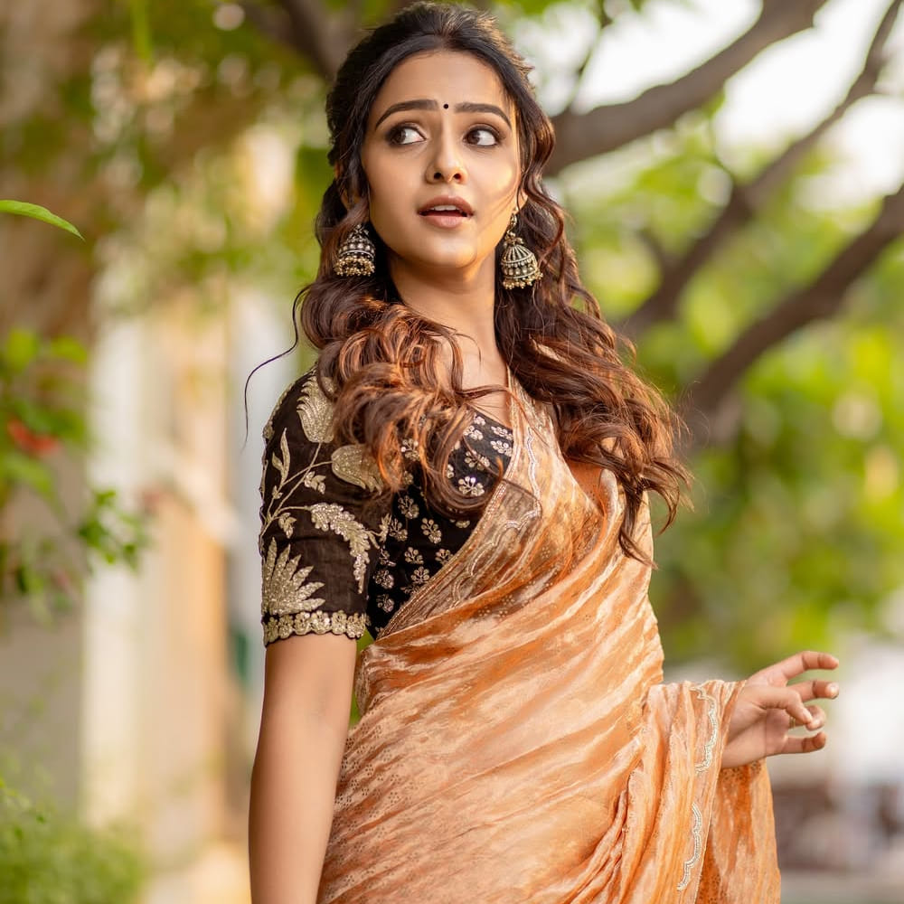 ప్రస్తుతం టాలీవుడ్ ఇండస్ట్రీలో వరుస సినిమాలతో దూసుకుపోతుంది ఈ అచ్చ తెలుగు అమ్మాయి. షార్ట్ ఫిల్మ్స్ ద్వారా సినీ ప్రయాణం స్టార్ట్ చేసిన ఈ అమ్మడు.. ఆ తర్వాత సినిమాల్లో చిన్న చిన్న పాత్రలు పోషించింది. స్టార్ హీరోలకు చెల్లిగా, స్నేహితురాలిగా కనిపించింది.