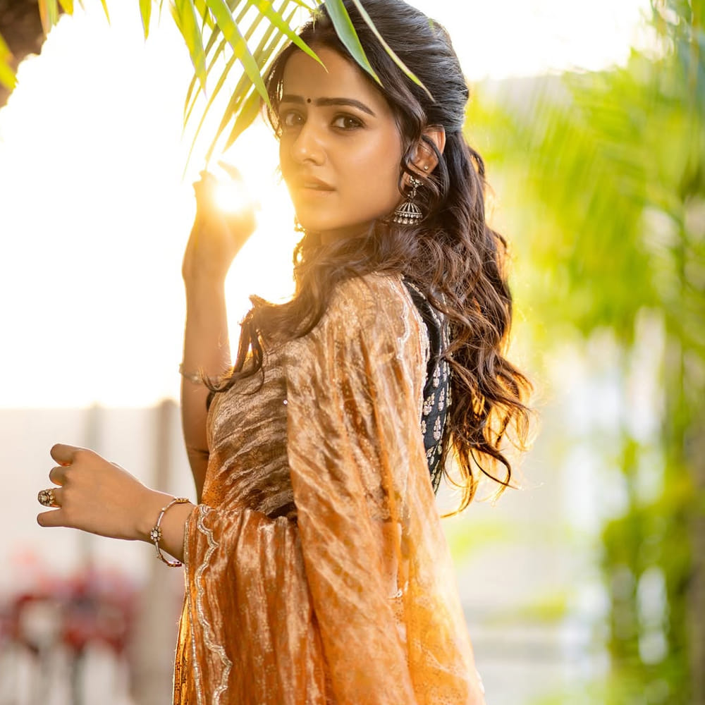 ఇటీవలే జాక్ సినిమాతో తెలుగు అడియన్స్ ముందుకు వచ్చింది. సిద్ధు జొన్నలగడ్డ హీరోగా నటించిన ఈ సినిమా బాక్సాఫీస్ వద్ద అంతగా ఆకట్టుకోలేకపోయింది. కానీ మరోసారి తన నటనకు ప్రశంసలు అందుకుంది వైష్ణవి. తాజాగా చేతిలో మరో రెండు మూడు చిత్రాలతో బిజీగా ఉంది. 