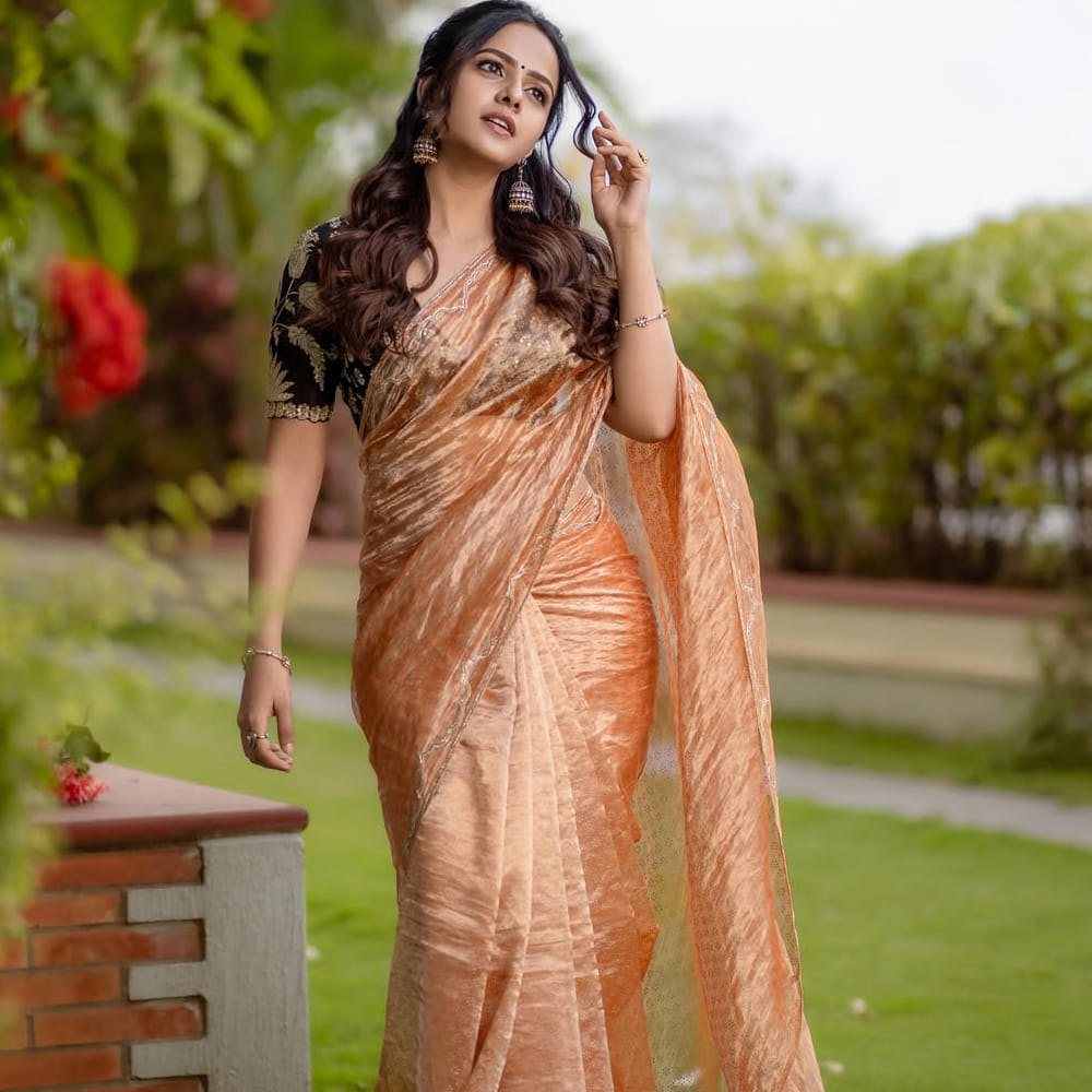 కానీ బేబీ సినిమాతో కథానాయికగా వెండితెరకు పరిచయమైన ఈ ముద్దుగుమ్మ... తొలి చిత్రంతోనే బ్లాక్ బస్టర్ హిట్ అందుకుంది. దీంతో వైష్ణవి పేరు టాలీవుడ్ ఇండస్ట్రీలో మారుమోగింది. ఆ తర్వాత వరుస అవకాశాలు అందుకుంటూ బిజీ హీరోయిన్ గా మారింది. 