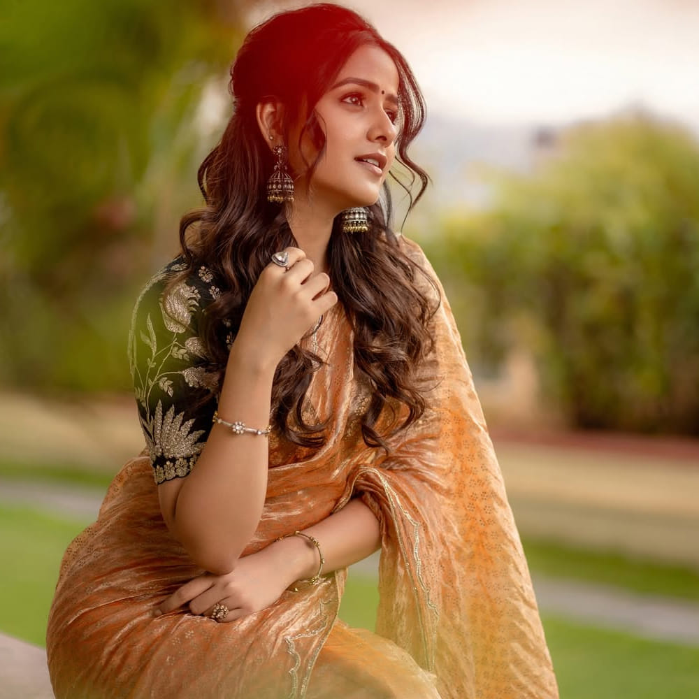 ఇటీవలే వైష్ణవి చైతన్య తన కొత్త ప్రాజెక్ట్ స్టార్ట్ చేసిన సంగతి తెలిసిందే. ఇందులో మరోసారి ఆనంద్ దేవరకొండ సరసన కనిపించనుంది. ఈ సినిమాతోపాటు తెలుగులో మరో రెండు మూడు ప్రాజెక్ట్స్ చేస్తుంది వైష్ణవి. 