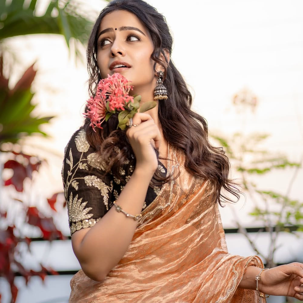 ఇదిలా ఉంటే.. సోషల్ మీడియాలో ఈ అమ్మడు చాలా యాక్టివ్. నిత్యం క్రేజీ ఫోటోషూట్స్ షేర్ చేస్తూ సందడి చేస్తుంది. తాజాగా చీరకట్టులో ఈ ముద్దుగుమ్మ కట్టిపడేస్తుంది. కాటుక దిద్దిన కలువ కళ్లు.. చూడచక్కని అందంతో నెటిజన్లను మెస్మరైజ్ చేస్తుంది. 