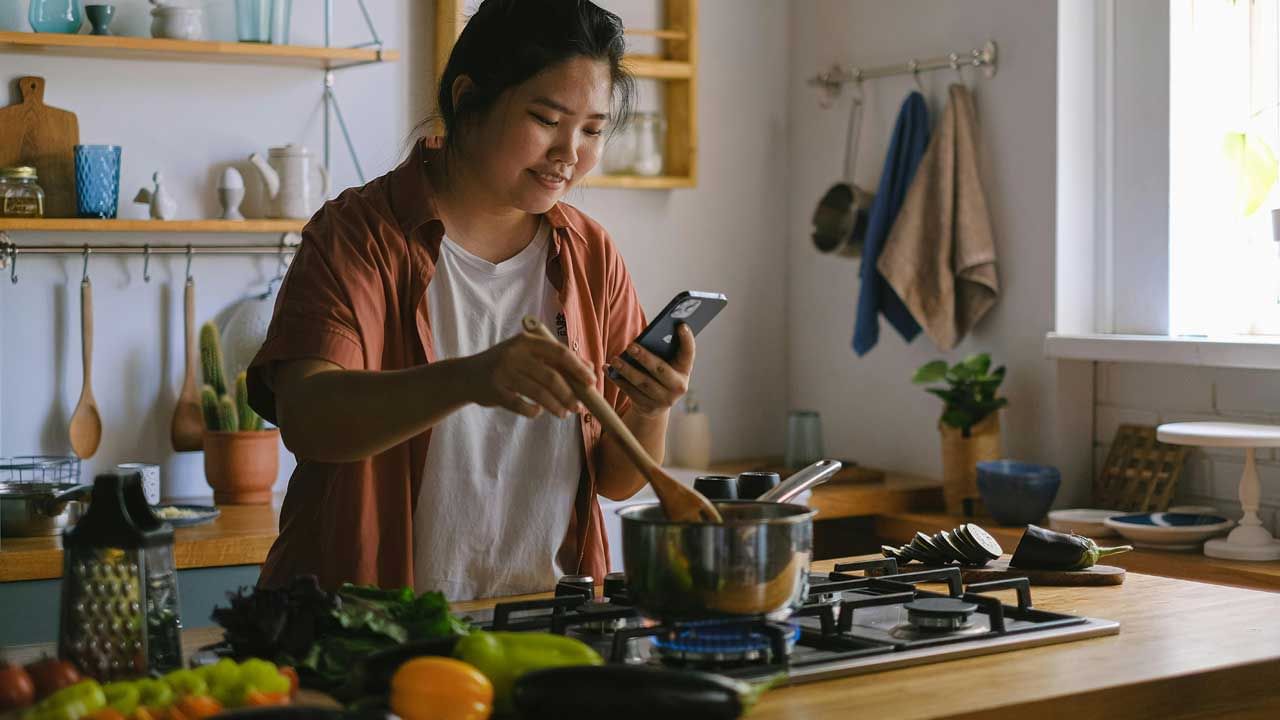 కొంత మంది  వంటగదిలోకి స్మార్ట్ ఫోన్ లేకుండా వెళ్లరు. వంట చేస్తూ ఫోన్ చూస్తారు. కానీ ఇది  అస్సలే మంచిది కాదు అంట.దీని వలన  మీ వంటను నాశనం అవ్వడమే కాకుండా కొన్ని సార్లు ప్రమాదాలు కూడా జరిగే ఛాన్స్ ఉన్నదంట. అందుకే ఎట్టి పరిస్థితుల్లో వంట చేస్తూ ఫోన్ చూడకూడదంట. ఫోన్ చూస్తూ వంట చేయడం వలన ఫోన్ మీదకు దృష్టి మళ్లీ అప్పుడు మీరు చేసే వంట చెడిపోయే ప్రమాదం ఉన్నదంట.