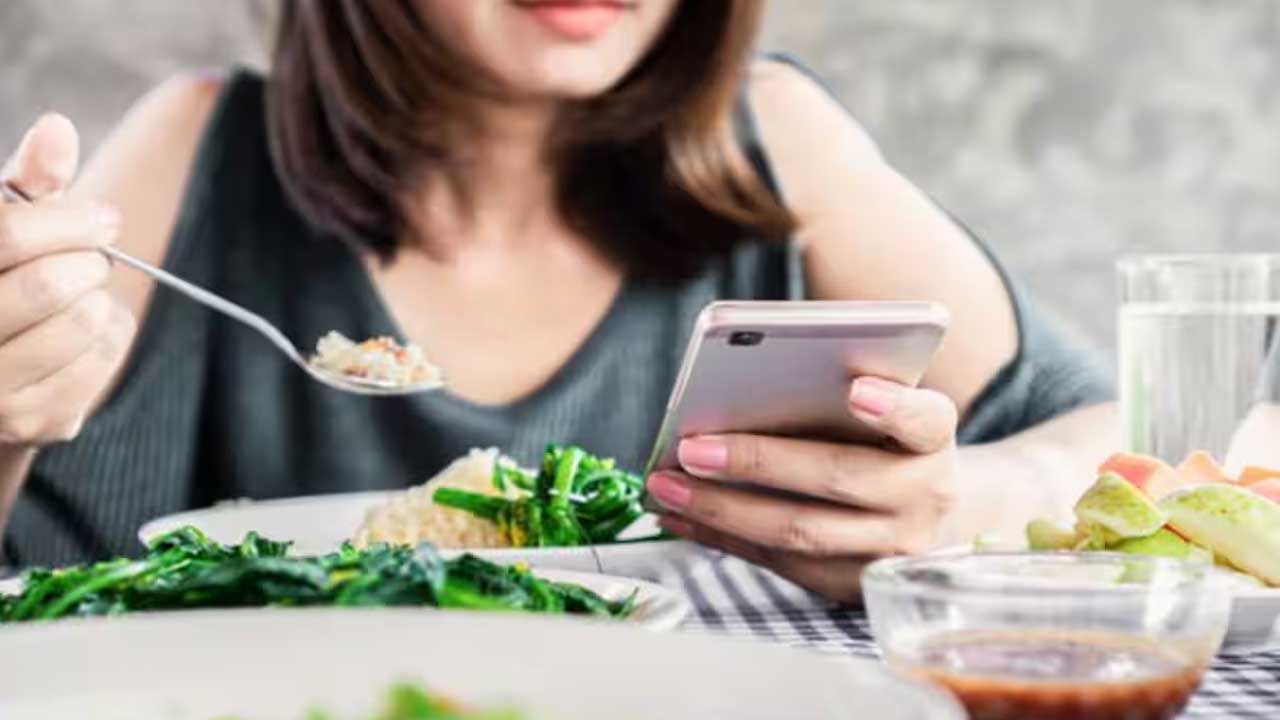 మీరు మొబైల్ ఫోన్ చూస్తూ వంట చేయడానికి వెళితే, మొబైల్ ఫోన్ చూస్తూ మీ దృష్టి వేరే దాని మీదకు మళ్ళుతుంది. అప్పుడు మీ వంట యొక్క ఉప్పు మరియు కారంగా ఉండే రుచి చెడిపోయే అవకాశం చాలా తక్కువగా ఉంటుంది. కాబట్టి, మీ మొబైల్ ఫోన్‌ను పక్కన పెట్టి, మీరు చేస్తున్న పనిపై దృష్టి పెట్టండి.