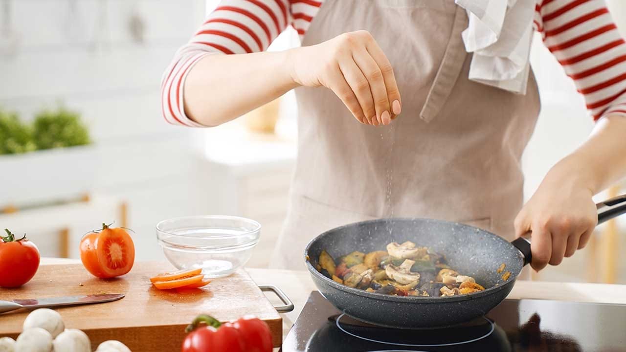 వంట చేసేటప్పుడు శుభ్రత మరియు పరిశుభ్రతపై ఎక్కువ శ్రద్ధ వహించాలి. కూరగాయలు వండేటప్పుడు లేదా కోసేటప్పుడు మీ మొబైల్ ఫోన్‌ను తాకినట్లయితే, దానిపై ఉన్న బ్యాక్టీరియా ఆహారంలోకి చేరే అవకాశం ఉంది.అందువలన అస్సలే వంట చేసే క్రమంలో మొబైల్ ఫోన్ ఉపయోగించకూడదంట.