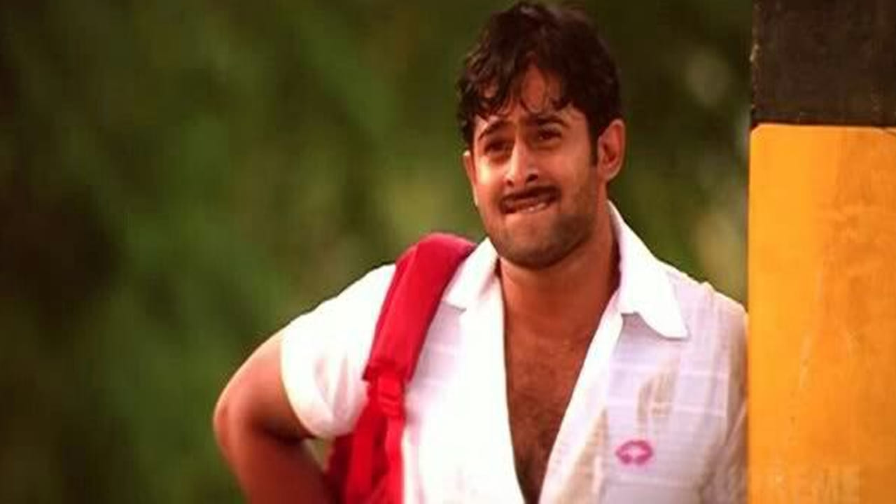 మహేష్ బాబుకు వర్షం సినిమా కథను వివరించగా.. సున్నితంగా తిరస్కరించారట. ఆ కథను తాను సెట్ కానని చెప్పారట మహేష్. దీంతో ఈ సినిమా స్టోరీ ప్రభాస్ వద్దకు చేరింది. కథ విన్న వెంటనే ప్రభాస్ గ్రీన్ సిగ్నల్ ఇవ్వడంతో ఈ మూవీ పట్టాలెక్కింది. 