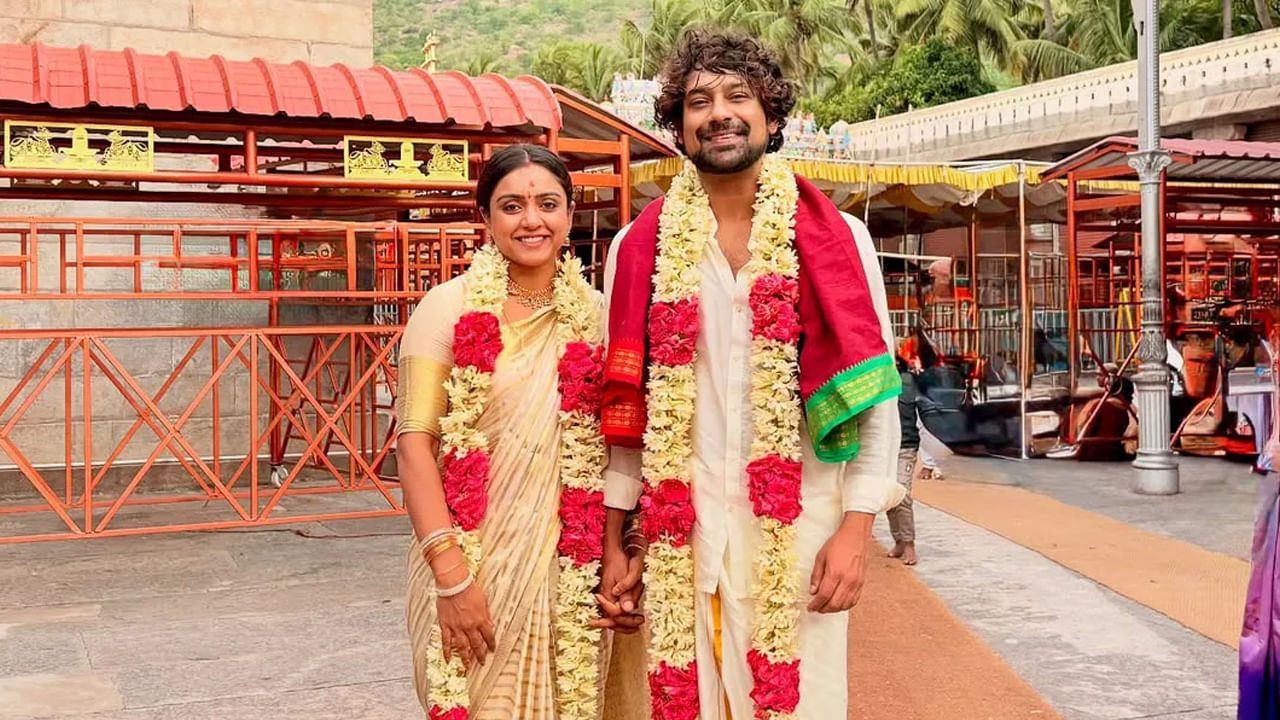  పెళ్లి తర్వాత వితిక సినిమా ఇండస్ట్రీకి దూరంగా ఉంటోంది. అయితే అప్పుడప్పుడు టీవీ షోల్లో మాత్రం కనిపిస్తుంటుందీ అందాల తార.
