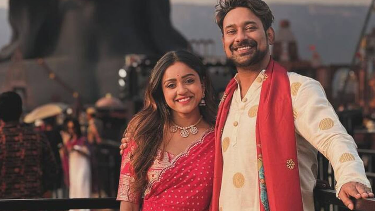  అలా తాజాగా వరుణ్ సందేశ్- వితికా షేరు జంటగా అరుణాచల క్షేత్రానికి వెళ్లారు. అక్కడ ఇద్దరూ గిరి ప్రదక్షిణం చేసిన అనంతర స్వామి వారిని దర్శించుకున్నారు.