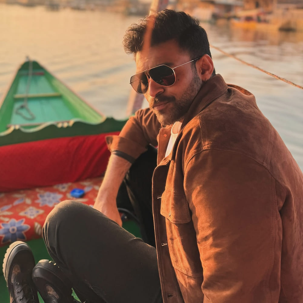 మేర్లపాక గాంధీ దర్శకత్వంలో ఇండో కొరియన్‌ హారర్‌ కామెడీ మూవీ చేస్తున్నారు. ఈ సినిమా కూడా ఈ ఏడాదే ప్రేక్షకుల ముందుకు రానుంది. దాదాపు వరుణ్ ఉన్న పరిస్థితుల్లో ఉన్నారు ఎనర్జిటిక్ స్టార్‌ రామ్‌.