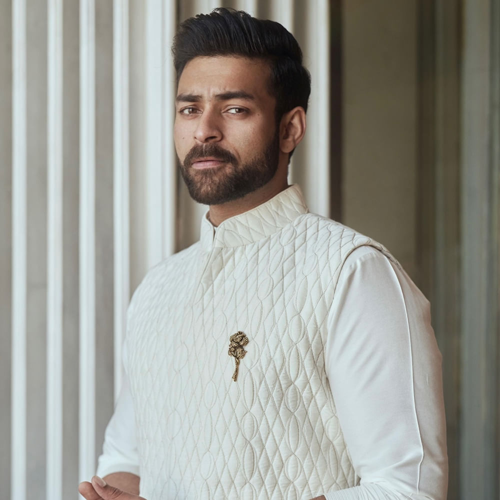 వరుణ్ తేజ్‌ సాలిడ్ హిట్ చూసి కాలం అవుతుంది. వరుసగా ప్రయోగాలు చేస్తున్నా సక్సెస్ మాత్రం రావటం లేదు. అయినా పట్టు వదలని విక్రమార్కుడిలా మరో డిఫరెంట్ మూవీతో ప్రేక్షకుల ముందుకు వస్తున్నారు ఈ మెగా హీరో. 