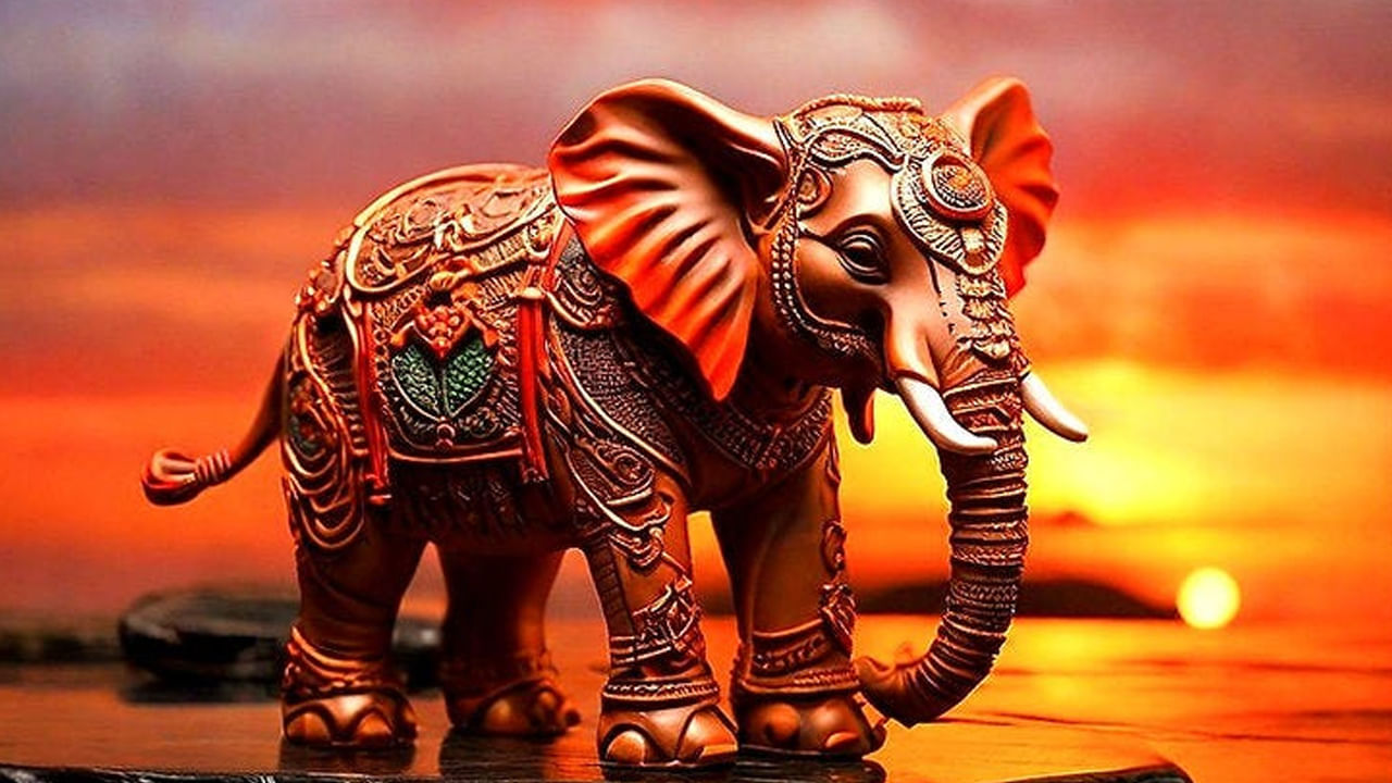 ఎర్ర ఏనుగు: వాస్తు శాస్త్రంలో ఎర్ర ఏనుగును కీర్తి, శక్తి, విజయానికి చిహ్నంగా భావిస్తారు. ఇలా ఎర్ర రంగు ఏనుగును ఇంటి దక్షిణ ప్రాంతంలో ఉంచవచ్చు. ఇది ఆ ఇంటి సభ్యుల ఖ్యాతిని పెంచుతుందని.. చేస్తున్న రంగంలో గుర్తింపును ఇస్తుందని నమ్మకం. 