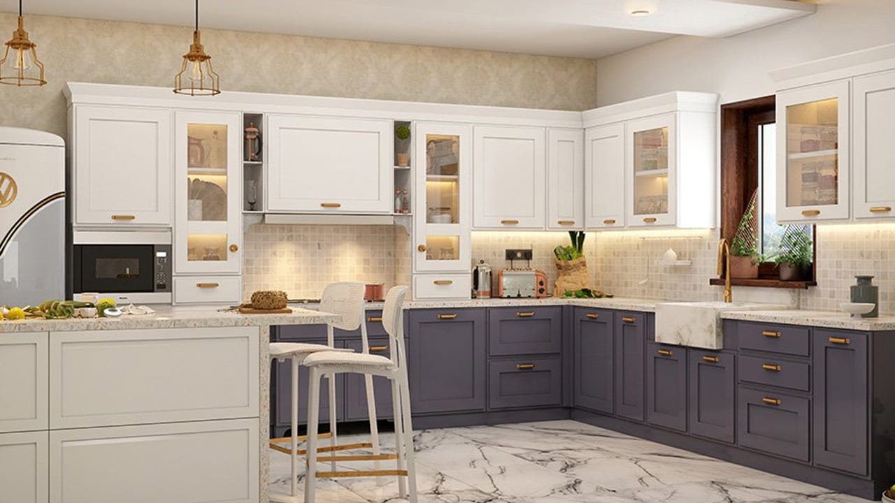 వాస్తు శాస్త్రం ప్రకారం వంటగదిని సరైన దిశలో నిర్మించుకోవాలి. అంతేకాదు వంట గది పరిశుభ్రత , సరైన రంగుల ఎంపిక ఇంటి వాతావరణాన్ని మెరుగుపరచడమే కాదు కుటుంబ సభ్యుల ఆరోగ్యం, ఆనందాన్ని కూడా పెంచుతుంది.  కనుక వంట గది విషయంలో కొన్ని సాధారణ వాస్తు చిట్కాలను పాటిస్తే.. ఇంట్లో ప్రతికూల శక్తి తగ్గి సానుకూల శక్తి ప్రవహిస్తుంది. వంటగదికి సంబంధించిన వాస్తు చిట్కాలు తెలుసుకోండి.. వీటిని పాటించడం వలన వంట గది అందంగా కూడా కనిపిస్తుంది. 
