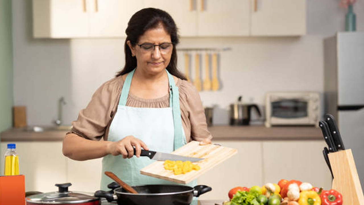  
వాస్తు శాస్త్రం ప్రకారం వంటగదిలో వంట చేసే సమయంలో మీ ముఖం తూర్పు వైపు ఉండాలి. ఈ దిశ సానుకూల శక్తితో నిండినదిగా పరిగణించబడుతుంది. ఇంట్లో శాంతి, ఆనందం ఉంటాయి.
