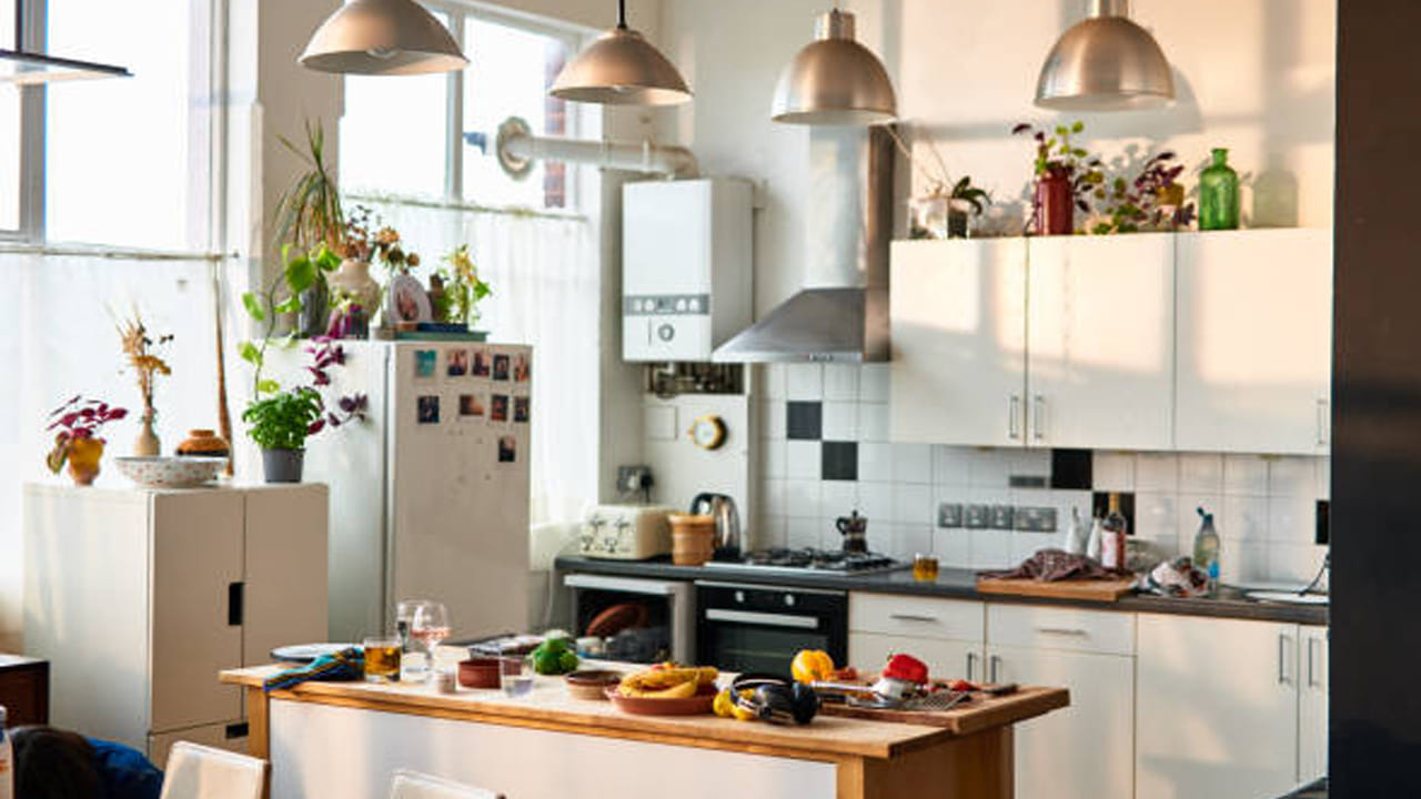  
వంటగది వాతావరణాన్ని ఎల్లప్పుడూ శుభ్రంగా , చక్కగా ఉంచుకోవాలి. ముఖ్యంగా గ్యాస్ స్టవ్‌ను మురికిగా ఉంచకూడదు. గ్యాస్ స్టవ్ మురికిగా ఉంటే.. అది ప్రతికూల శక్తిని కలిగిస్తుంది.  ఇది మొత్తం ఇంటి వాతావరణాన్ని ప్రభావితం చేస్తుంది. అందువల్ల గ్యాస్ స్టవ్ శుభ్రతపై శ్రద్ధ వహించడం చాలా ముఖ్యం.