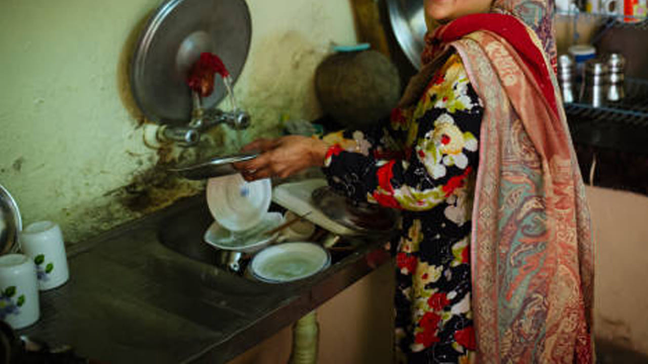 రాత్రి సమయంలో ఆహారం వండిన పాత్రలను సింక్‌లో వదిలి నిద్రపోకండి. ఇలా చేయడం వలన రాహువు ప్రభావం కుటుంబ సభ్యులపై పడవచ్చు. ఇది వారిపై ప్రతికూల ప్రభావాన్ని చూపుతుంది. పాత్రలు శుభ్రం చేసిన తర్వాత నిద్రపోవడం వల్ల ఇంట్లో శాంతి నెలకొంటుంది. మర్నాటి ఉదయాన్ని ప్రశాంతంగా మొదలు పెట్టవచ్చు. 
 