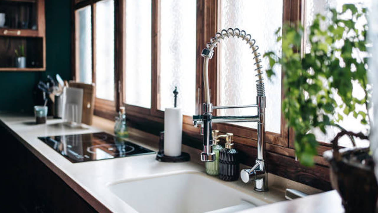 వంటగదిలో నల్లటి టైల్స్ ను ఉపయోగించవద్దు ఎందుకంటే ఇది ప్రతికూల శక్తిని ఆకర్షిస్తుంది. తెలుపు, క్రీమ్ లేదా లేత నీలం వంటి లేత రంగు టైల్స్ ను ఉపయోగించడం మంచిది. ఈ రంగులు సానుకూల శక్తిని పెంపొందిస్తాయి. వంటగది వాతావరణాన్ని తేలికగా, ఉల్లాసంగా చేస్తాయి.