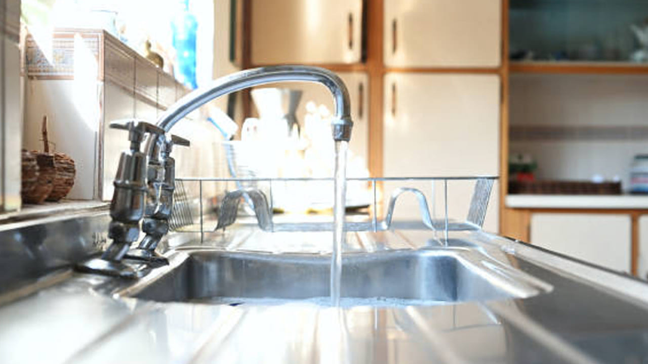 వంటగదిలో పాత్రలు కడగడానికి సింక్ లేదా నీటి వనరు ఎల్లప్పుడూ ఈశాన్య దిశలో ఉండాలి. ఈ దిశ ఇంటికి తాజాదనాన్ని, శుభ్రతను తెస్తుంది. నీటి వనరు ఈ దిశలో ఉంటే ఇంట్లో శక్తి ప్రవాహం బాగుంటుంది.  కుటుంబ సభ్యులందరూ ఆరోగ్యంగా ఉంటారు.