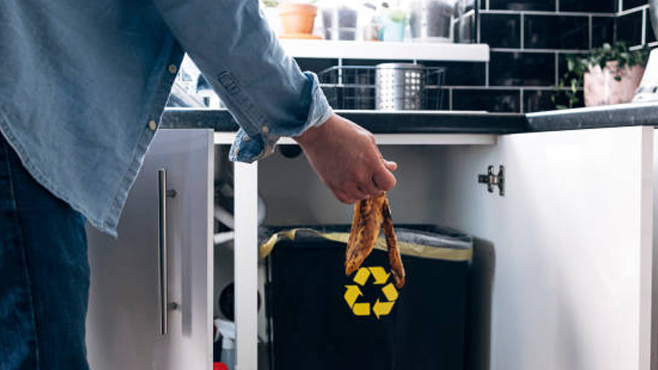 
వాస్తు ప్రకారం వంటగది సింక్ కింద చెత్త లేదా చెత్తబుట్టను ఉంచడం సరైనది కాదు. ఇలా చేయడం వల్ల ఇంట్లో ప్రతికూల శక్తి ఏర్పడుతుంది. ఇది కుటుంబ సభ్యులలో ఉద్రిక్తత, ఇబ్బందులకు కారణమవుతుంది. కనుక వంటగదిని శుభ్రంగా , క్రమబద్ధంగా ఉంచాలి.
