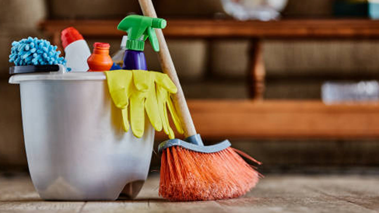  
చీపురు వంటగదిలో ఉంచకూడదు. ఎందుకంటే చీపురు ప్రతికూల శక్తిని కలిగిస్తుంది. ఇంట్లో ఎటువంటి ప్రతికూల ప్రభావం ఉండకుండా ఉండటానికి చీపురిని వంటగది వెలుపల ఉంచాలి. శుభ్రమైన,  సానుకూల వాతావరణం కోసం చీపురును వంటగది కి దూరంగా ఉంచాలి.
 