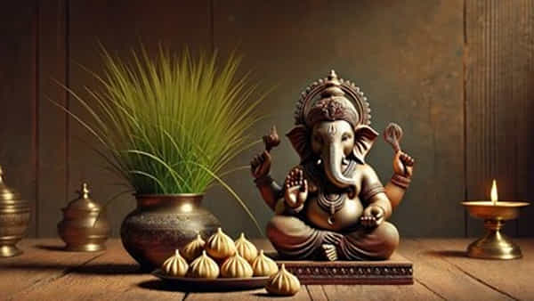 Vastu Tips: ఇంట్లో వాస్తు దోషమా.. ఒక్కటే రెమెడీ.. వినాయక విగ్రహం.. ఎక్కడ ఎలా పెట్టాలంటే..