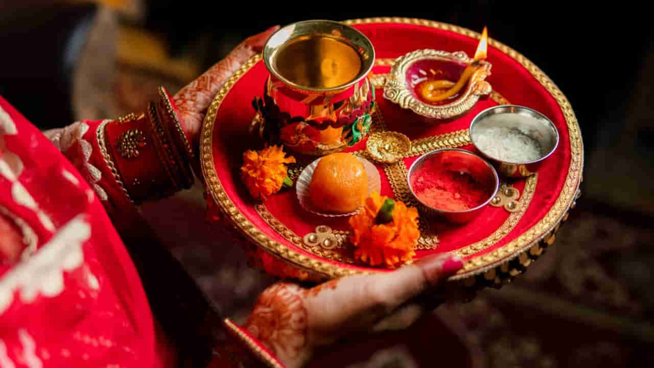 ఇంట్లో ఏ దిశలో దీపం వెలిగిస్తే ఎటువంటి ప్రయోజనం.. ఏ సమయంలో దీపం వెలిగించడం ఉత్తమమో తెలుసా...