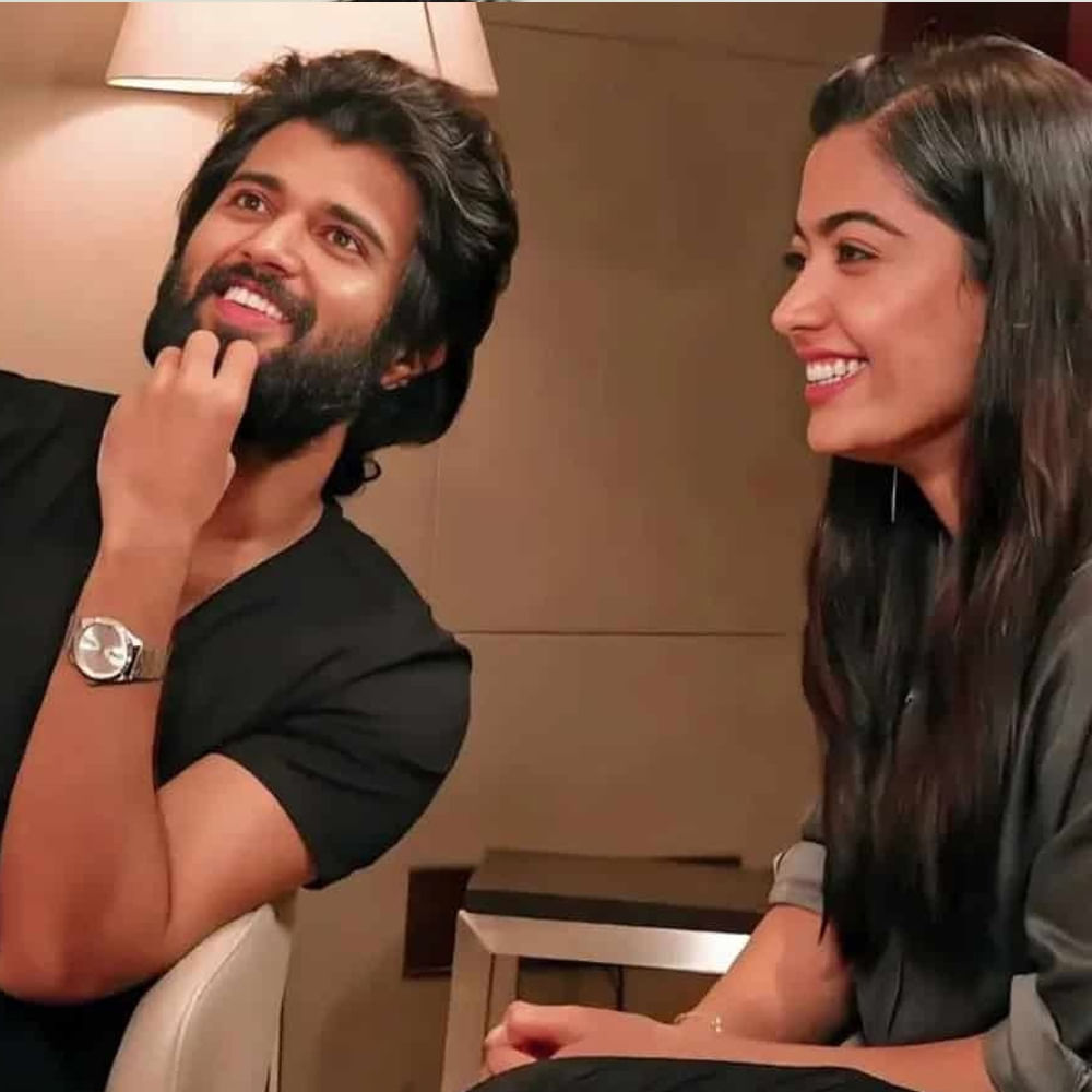 Hmm lets see... అంటూ పోస్ట్ పెట్టి రష్మికను ట్యాగ్ చేసింది ప్రొడక్షన్ హౌస్. ఓకే.. అంటూ నవ్వుతున్న ఎమోజీలతో రిప్లై ఇచ్చేశారు రష్మిక. ఆ ఒక్క పోస్టుతోనే మాకంతా అర్థమైపోయిందని పండగ చేసుకుంటున్నారు ఫ్యాన్స్.