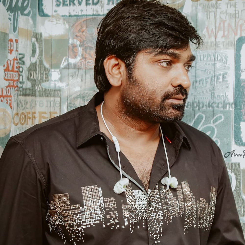 పూరి - సేతుపతి సినిమా మీద ఇప్పుడు మంచి బజ్ నడుస్తోంది. ఫ్లాపుల్లో ఉన్న పూరి, ఈ మూవీతో ఎలాగైనా బౌన్స్ బ్యాక్ కావాలని కోరుకుంటున్నారు ఆయన అభిమానులు.