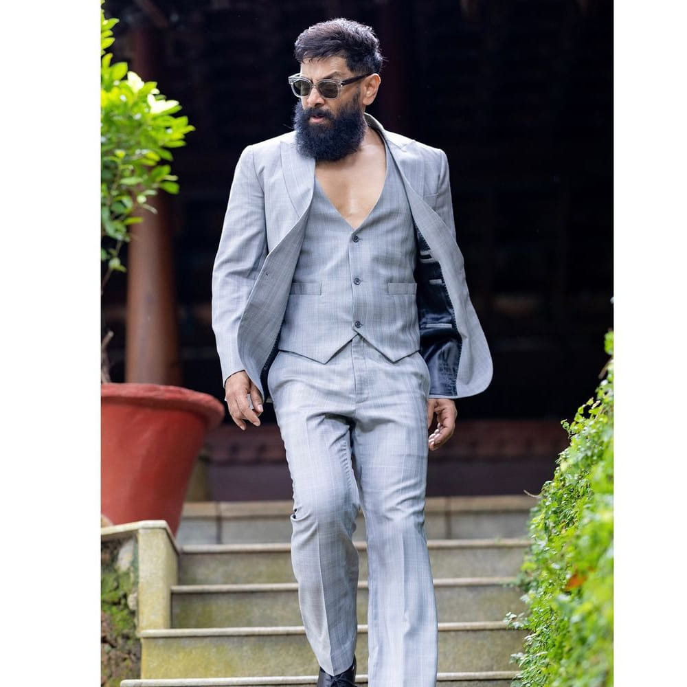 వీరధీరశూరన్‌ పార్ట్ 2 బాగానే ఉందనే మాట కోలీవుడ్‌లో వినిపించినా, మనవాళ్లు మాత్రం అబ్బే.. ఏం ఉంది అందులో అని పెదవి విరిచేశారు. అంతకు ముందు చేసిన తంగలాన్‌ మాత్రమే కాదు, ప్రీవియస్‌ సినిమాలు కూడా పెద్దగా ఆడలేదు. తమిళనాడులో విక్రమ్‌కీ, మన రవితేజకీ కంపేర్‌ చేస్తున్నారు చాలా మంది.