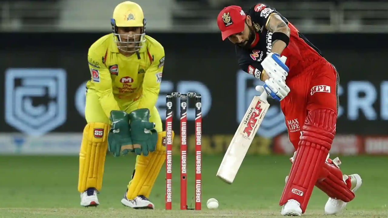 అలాగే చెన్నై సూపర్ కింగ్స్పై కూడా విరాట్ కోహ్లీ అద్భుతమైన రికార్డ్ ఉంది. ఐపీఎల్లో సీఎస్కేపై 50 సిక్సర్లకు విరాట్ కోహ్లీ 7 సిక్స్ల దూరంలో ఉన్నాడు. ఈ సీజన్లో సీఎస్కేతో ఇదే చివరి మ్యాచ్ కావడంతో.. ఆ 7 సిక్సులు కొట్టేస్తే.. సీఎస్కే సిక్సర్ల హాఫ్ సెంచరీ పూర్తి చేసుకొని.. అరుదైన రికార్డ్ సాధిస్తాడ. మరి ఈ రికార్డుల్లో ఎన్ని అందుకుంటాడో చూడాలి.