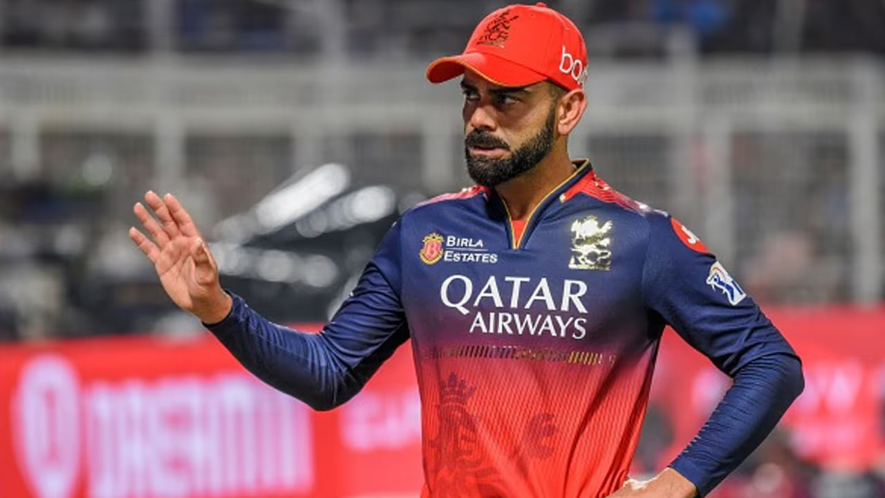 ఇక ఐపీఎల్ మరో క్రేజీ రికార్డుకు కోహ్లీ అతి చేరువగా వచ్చేశాడు. ఆ రికార్డ్ ఏంటంటే.. ఫోర్లే. ఐపీఎల్ కోహ్లీ ఇప్పటి వరకు 744 ఫోర్లు బాదేశాడు. 750 మైల్ స్టోన్ చేరుకోవడానికి కేవలం 6 ఫోర్లు దూరంలోనే ఉన్నాడ. ఫోర్లు ఎక్కువగా కొట్టే కోహ్లీ.. ఈ మ్యాచ్లో ఆ రికార్డ్ అందుకోవాలని అంతా ఆశిస్తున్నారు.