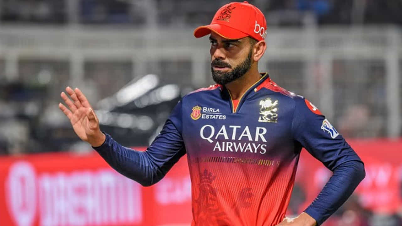ఇక ఐపీఎల్‌ మరో క్రేజీ రికార్డుకు కోహ్లీ అతి చేరువగా వచ్చేశాడు. ఆ రికార్డ్‌ ఏంటంటే.. ఫోర్లే. ఐపీఎల్‌ కోహ్లీ ఇప్పటి వరకు 744 ఫోర్లు బాదేశాడు. 750 మైల్‌ స్టోన్‌ చేరుకోవడానికి కేవలం 6 ఫోర్లు దూరంలోనే ఉన్నాడ. ఫోర్లు ఎక్కువగా కొట్టే కోహ్లీ.. ఈ మ్యాచ్‌లో ఆ రికార్డ్‌ అందుకోవాలని అంతా ఆశిస్తున్నారు.  
