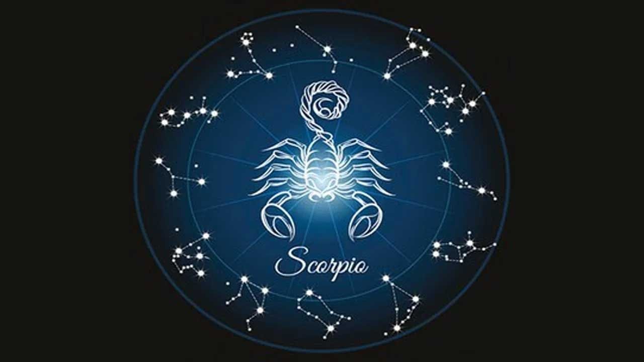 వృశ్చిక రాశి : వైశాఖ మాసంలో పౌర్ణమి ఈ రాశి వారిపై సానుకూల ప్రభావాన్ని చూపుతుంది. దీని వలన ఈ రాశి వారికి వ్యాపారం బాగుంటుంది. రియలెస్టేట్ రంగంలో ఉన్న వారికి కలిసి వస్తుంది. చాలా రోజుల నుంచి ఎవరైతే ఉద్యోగం కోసం ఎదురు చూస్తున్నారో వారు జాబ్ కొడుతా