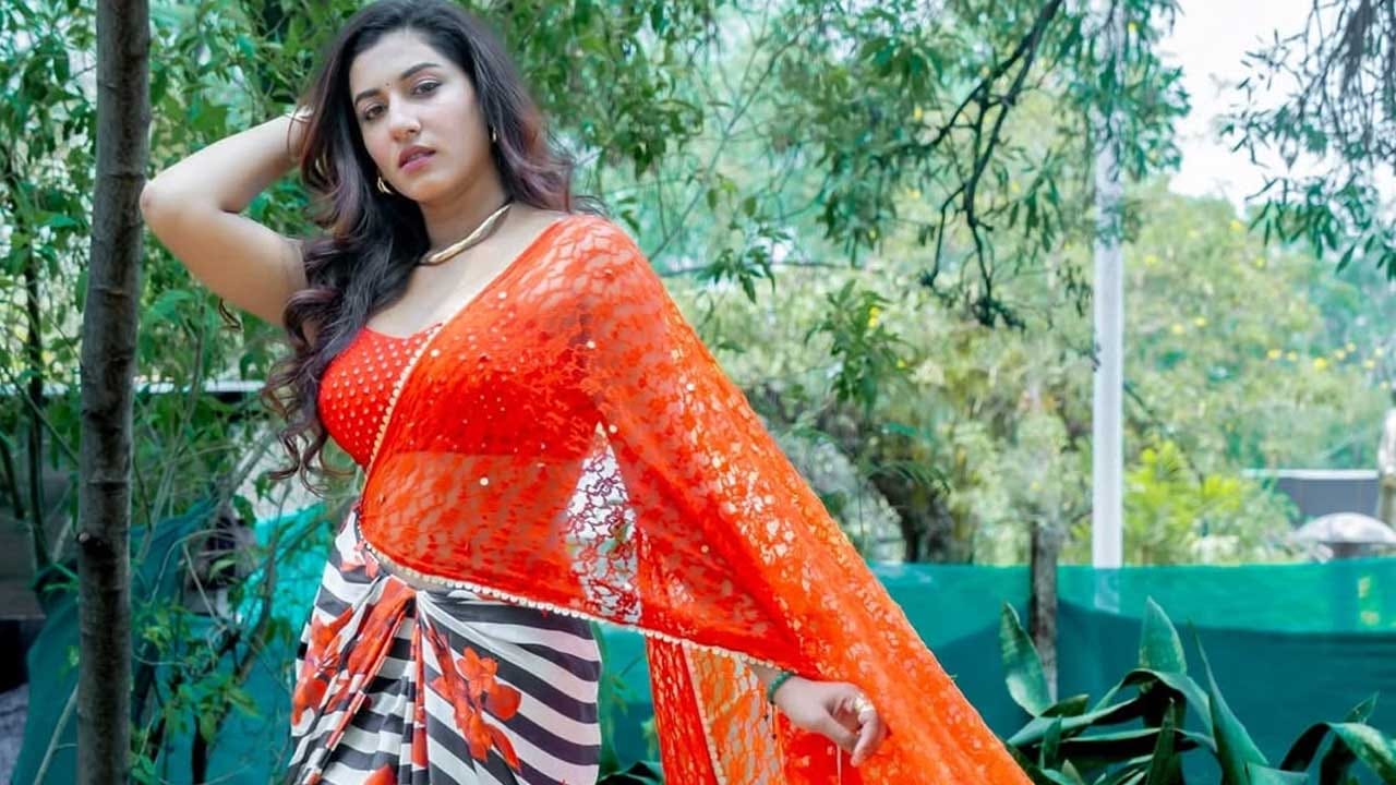 తర్వాత ఈ బ్యూటీ ఎన్నో ఈ వెంట్స్, షోలకు యాంకరింగ్ చేస్తూ, అందరి హృదయాలు దోచుకుంది. తన అమాయకపు అల్లరితో అందరినీ ఆకట్టుకొని తన కంటూ మంచి పేరు సంపాదించుకుంది.