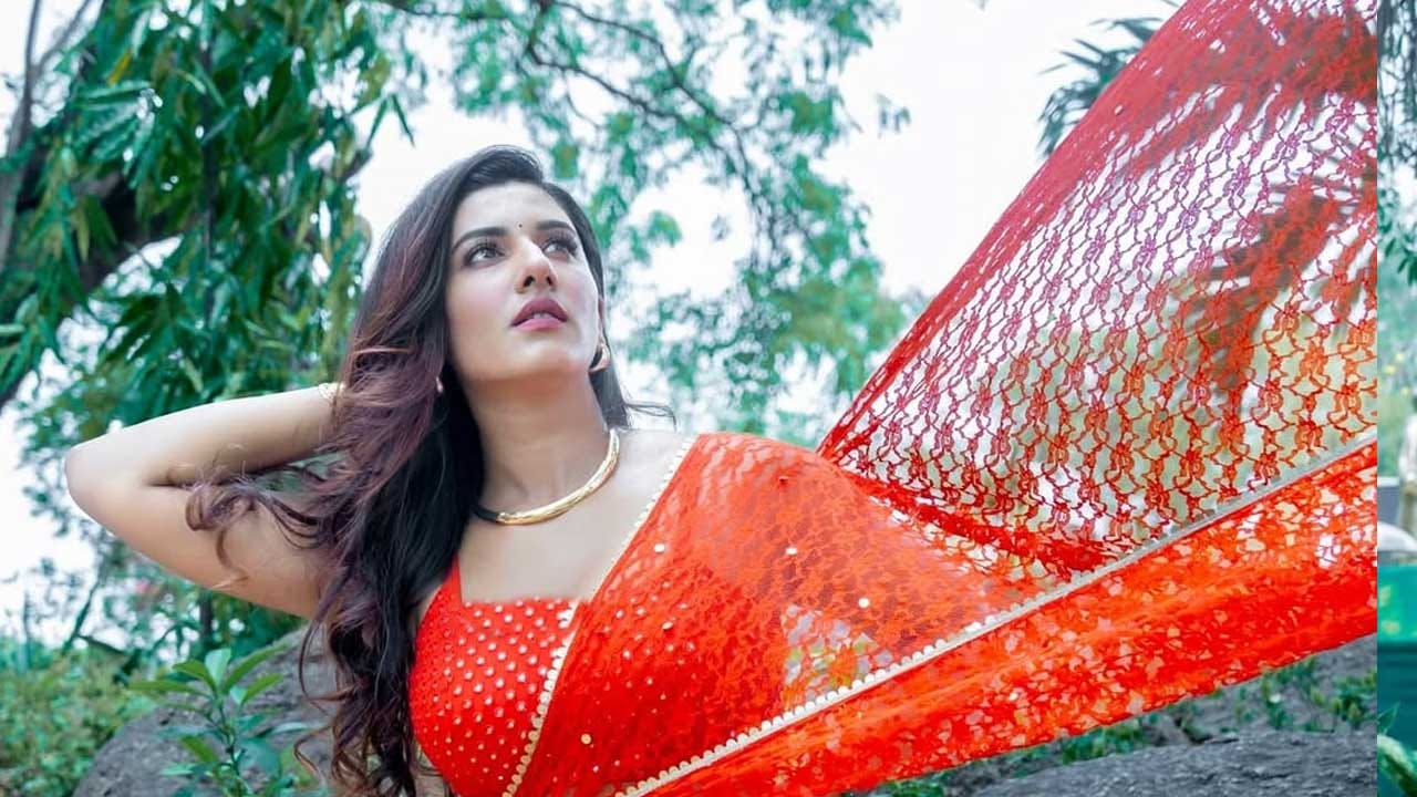 మరీ ముఖ్యంగా తెలుగు బిగ్గెస్ట్ రియాలిటీ షో బిగ్ బాస్ హౌస్లోకి వెళ్లి అక్కడ తన క్యారెక్టర్తో అందరినీ తన వైపు లాక్కుంది ఈ ముద్దుగుమ్మ. ముఖ్యంగా పృథ్వీతో లవ్ అంటూ మంరింత ఫేమస్ అయ్యింది.