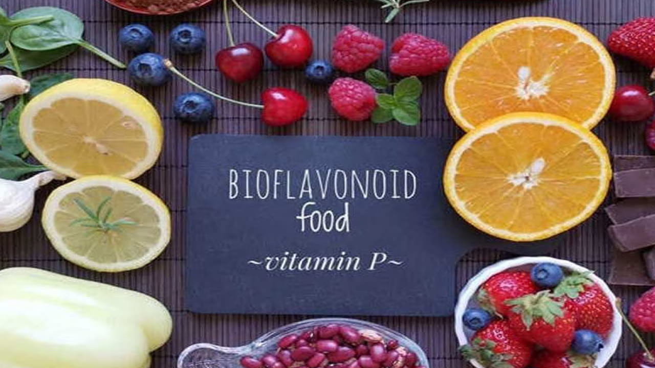 బ్లూబెర్రీస్, స్ట్రాబెర్రీస్, కోరిందకాయలు, బ్లాక్ బెర్రీలలో ఆంథోసైనిన్స్ వంటి బయోఫ్లవనాయిడ్లు ఉంటాయి. ఇవి రోగనిరోధక శక్తిని పెంచుతాయి. వాటిని స్మూతీలు, ఓట్స్ లేదా స్నాక్స్ లో చేర్చండి. ఉల్లిపాయలు, ముఖ్యంగా ఎర్ర ఉల్లిపాయల్లో క్వెర్సెటిన్ అనే శక్తివంతమైన బయోఫ్లవనాయిడ్ ఉంటుంది. ఇది అలెర్జీల నుండి ఉపశమనం కలిగిస్తుంది. గుండెను రక్షించడంలో సహాయపడుతుంది.