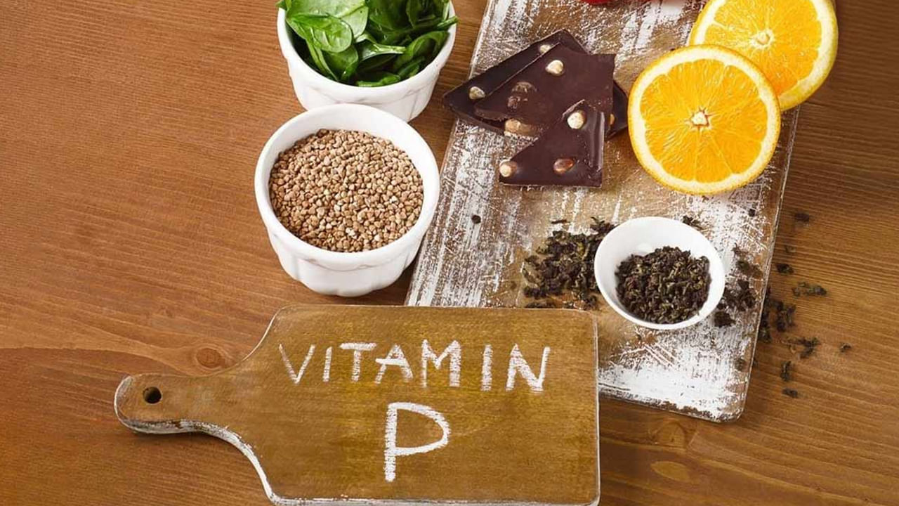 ఎరుపు, పసుపు బెల్ పెప్పర్స్ లో రుటిన్, క్వెర్సెటిన్ వంటి ఫ్లేవనాయిడ్లు ఉంటాయి, ఇవి కణాలకు శక్తినిస్తాయి. సలాడ్లు లేదా కూరల్లో బెల్ పెప్పర్స్ ను చేర్చండి. తద్వారా శరీరానికి తగినంత విటమిన్ పి లభిస్తుంది. ఇవి కణాలకు శక్తిని అందించడంలో సహాయపడతాయి. మీరు ఇవి సలాడ్లు, కూరల్లో చేర్చడం ద్వారా శరీరానికి తగినంత విటమిన్ పీని పొందవచ్చు.